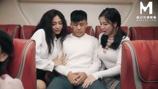 ModelMedia Asia - Repressing sounds while savoring the thrill of secret sex on the bus